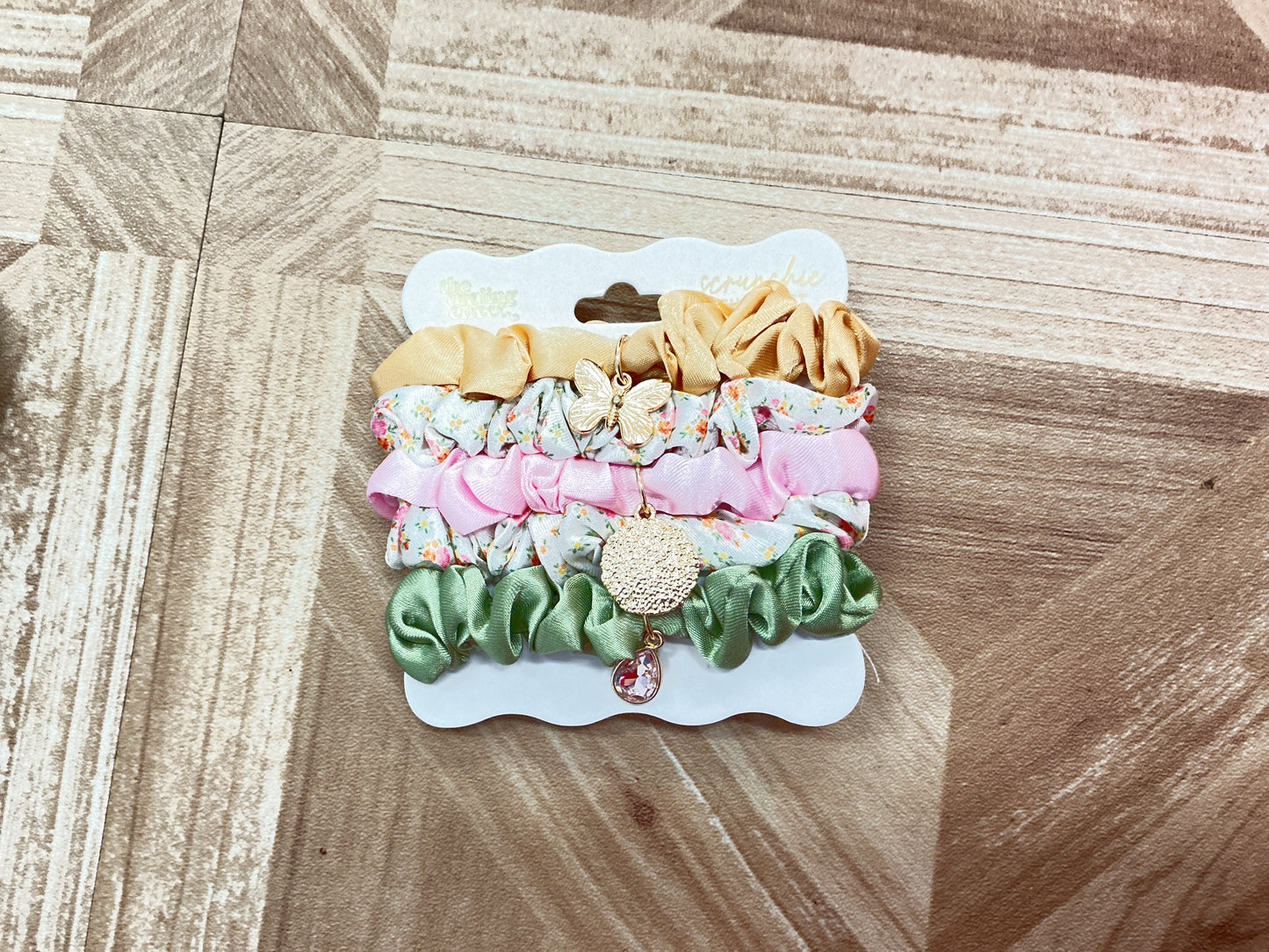 Scrunchie- endless daydream cream